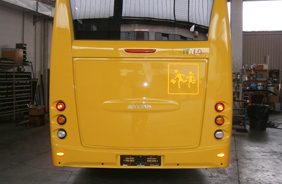 Retro scuolabus con telecamera (in alto), adesivo logo bambini, sensori di parcheggio (in basso)