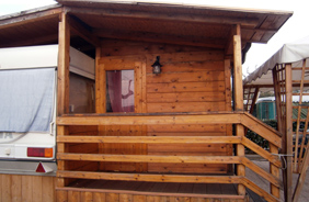 Restauro caravan fisso con struttura in legno presso campeggio