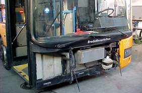 Riparazione e rifacimento anteriore autobus urbano